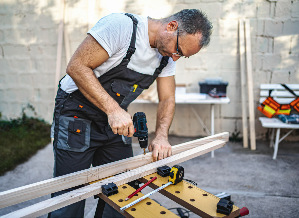 Artisan qualifié effectuant des travaux de qualité