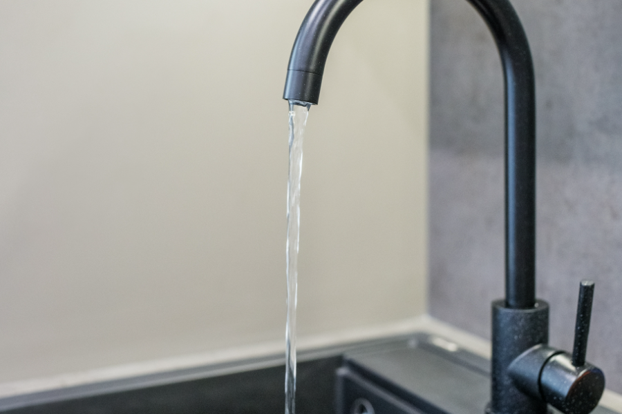 Client satisfait après intervention d'un artisan qualifié