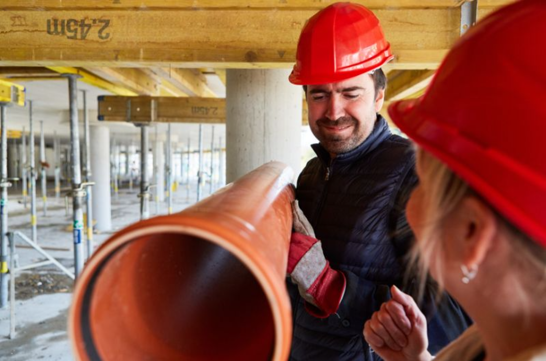 Équipe d'artisans professionnels travaillant ensemble sur un projet