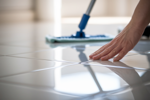 Mon carrelage laisse des traces de pas : Comment nettoyer sans laisser de traces