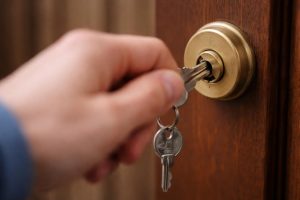 Clé Coincée dans la Serrure : Comment la Débloquer sans Casser ?