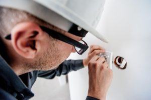 Travailler sur les installations électriques : un métier de précision